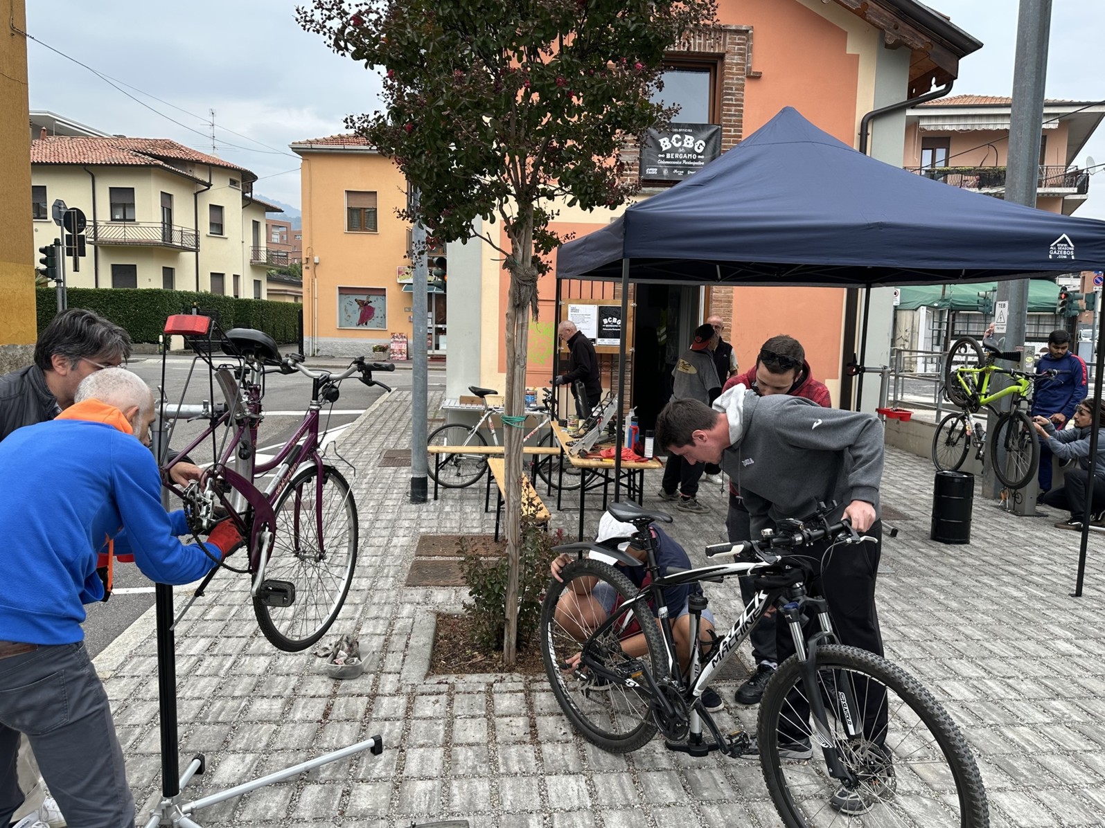 Al civico 48 di via Bianzana apre i battenti uno spazio collaborativo per la riparazione della bicicletta