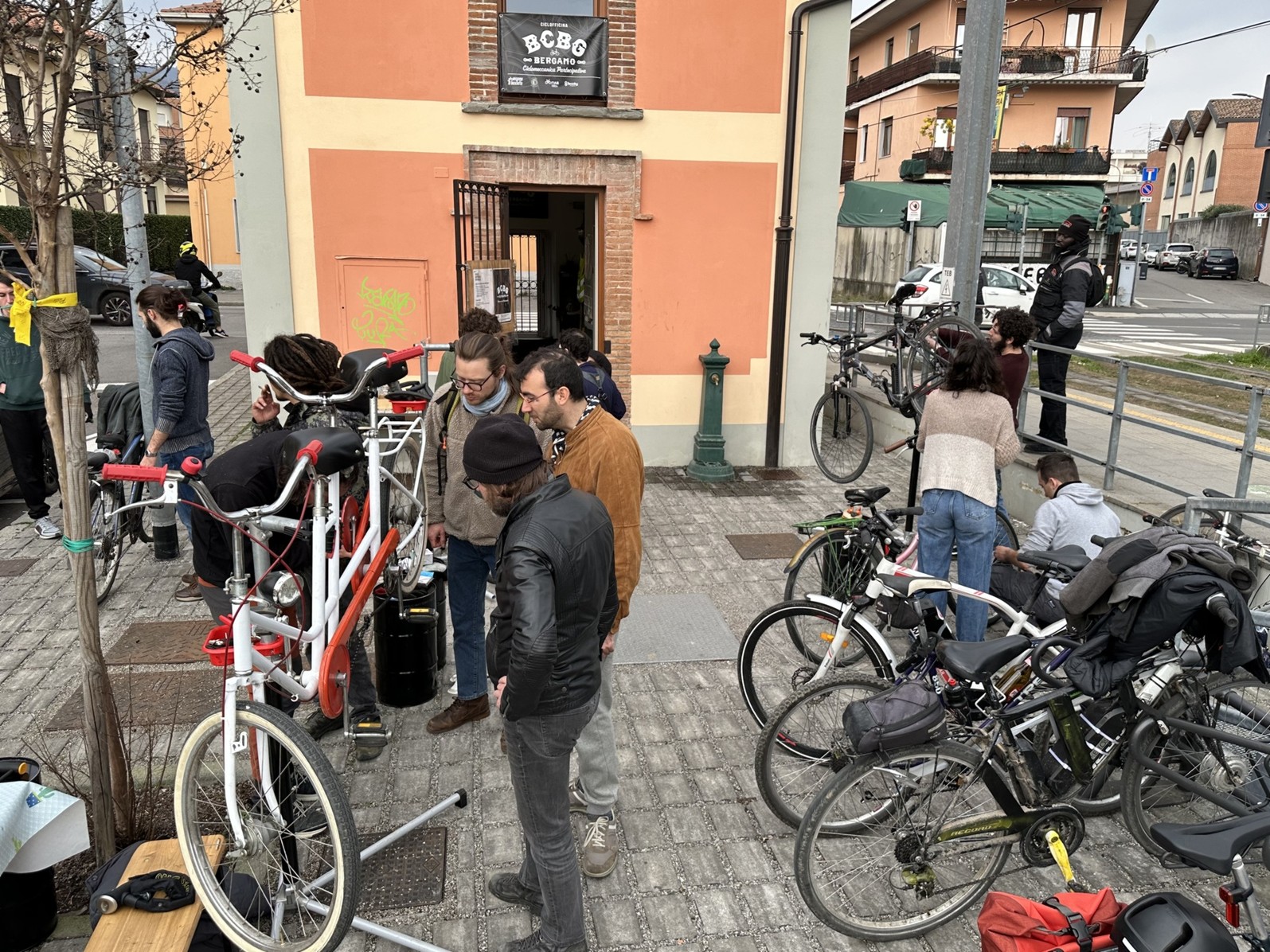 Al civico 48 di via Bianzana apre i battenti uno spazio collaborativo per la riparazione della bicicletta