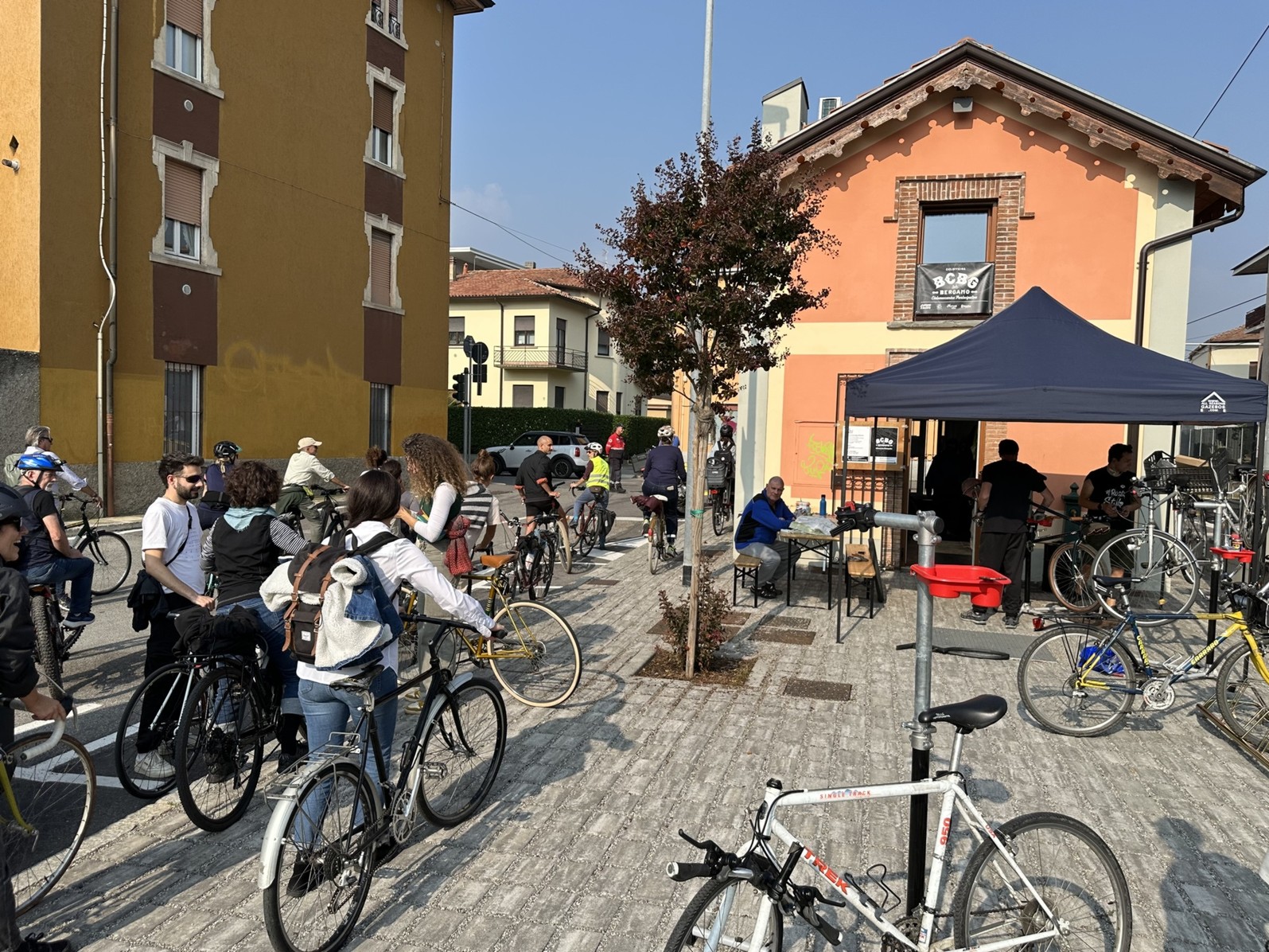 Al civico 48 di via Bianzana apre i battenti uno spazio collaborativo per la riparazione della bicicletta