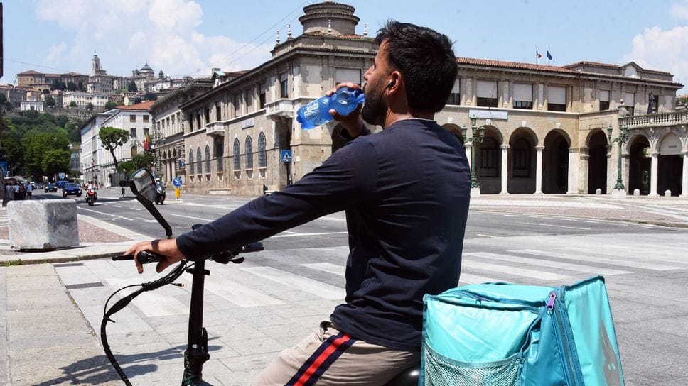 Caldo, è record: a Bergamo toccati i 38,6 gradi. Rider, niente stop: «Non avrebbero ristori»
