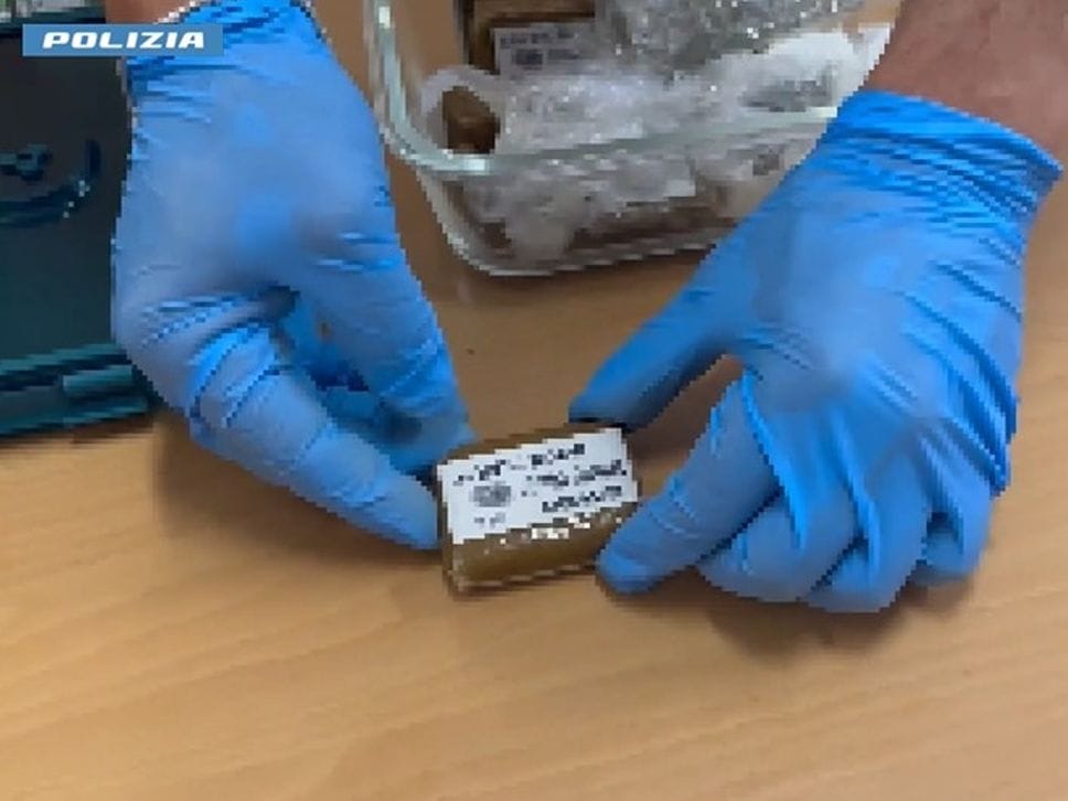 Droga, tre arresti a Bergamo: sequestrati 88 chili di stupefacenti e 16 mila euro