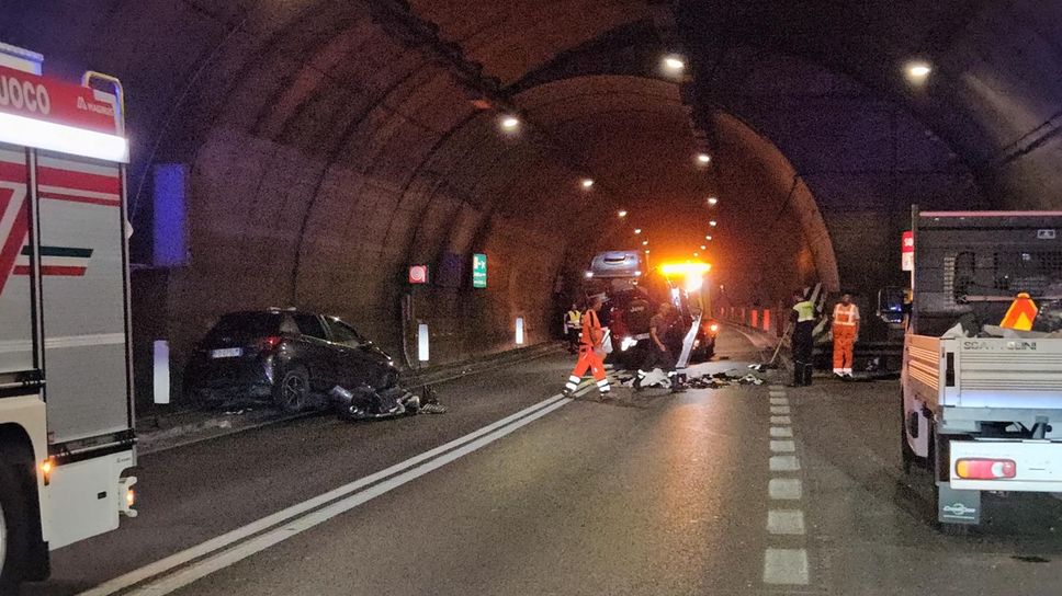 Frontale tra due auto, riaperta la galleria Montenegrone