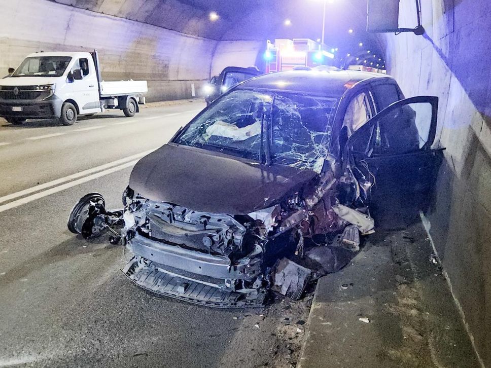 Frontale tra due auto, riaperta la galleria Montenegrone