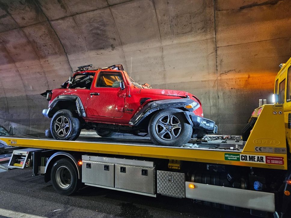 Frontale tra due auto, riaperta la galleria Montenegrone