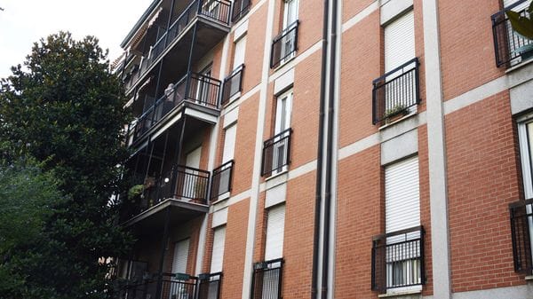 Scalano il palazzo sui tubi del gas: in carcere due ladri acrobati