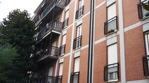 Scalano il palazzo sui tubi del gas: in carcere due ladri acrobati