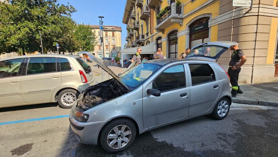 Auto in fiamme in piazza Sant’Anna: conducente salvata dall’allarme di un ciclista - Foto e video