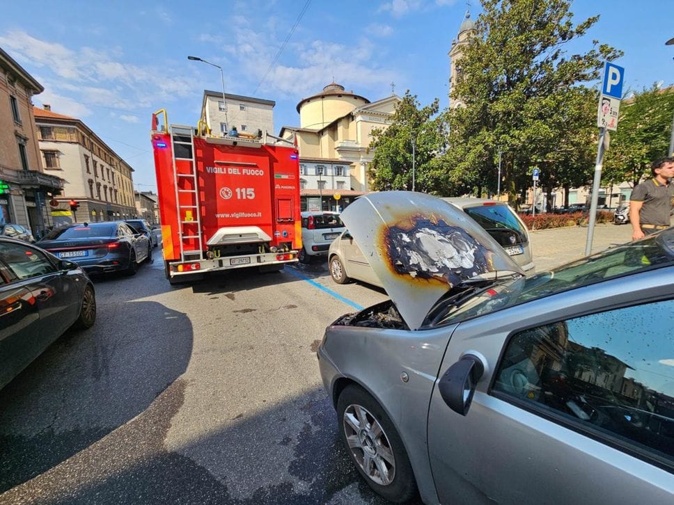 Auto in fiamme in piazza Sant’Anna: conducente salvata dall’allarme di un ciclista - Foto e video
