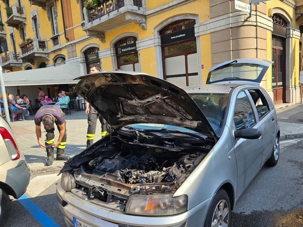 Auto in fiamme in piazza Sant’Anna: conducente salvata dall’allarme di un ciclista - Foto e video