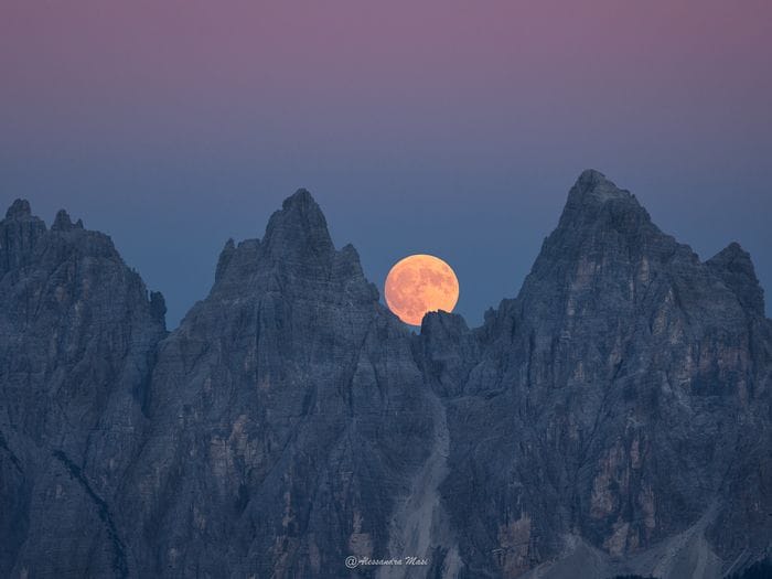 Dalla Luna fotografata tra le Dolomiti una lezione di fisica e bellezza