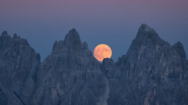 Dalla Luna fotografata tra le Dolomiti una lezione di fisica e bellezza