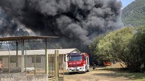 Incendio in un deposito di materie plastiche: vigili del fuoco in azione a Sovere