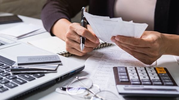 La Gen Z vuole sapere quanto vale: ora la legge è costretta a dirglielo