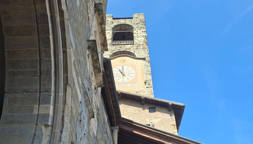 Riparato il motore dell’orologio del Campanone: lancette di nuovo in movimento