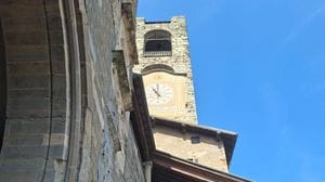 Riparato il motore dell’orologio del Campanone: lancette di nuovo in movimento