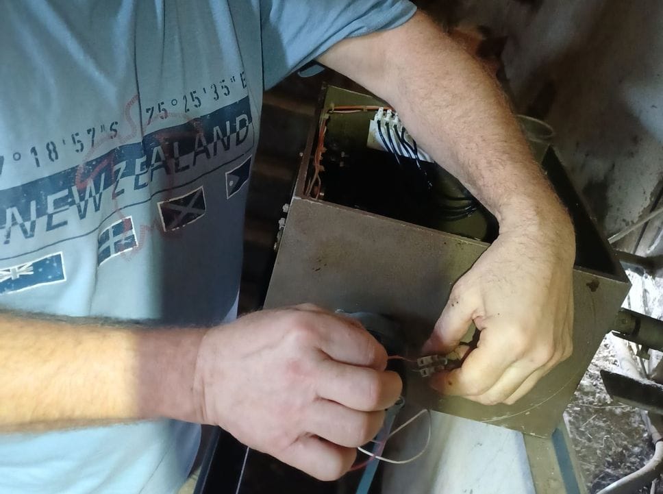 Riparato il motore dell’orologio del Campanone: lancette di nuovo in movimento