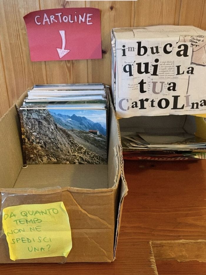 Spedire una cartolina? La buca delle lettere a più di duemila metri del Rifugio al Brunone