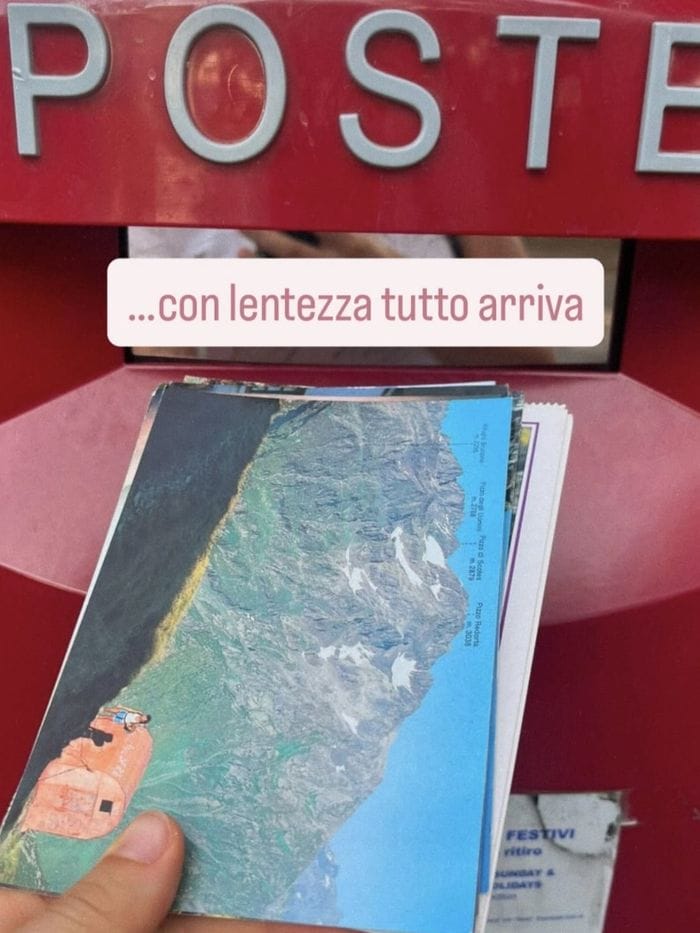 Spedire una cartolina? La buca delle lettere a più di duemila metri del Rifugio al Brunone