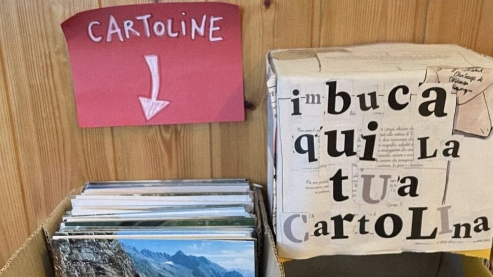 Spedire una cartolina? La buca delle lettere a più di duemila metri del Rifugio al Brunone
