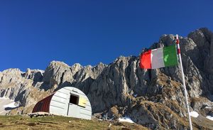 Giovani al bivacco con birre e spesa «Uso improprio, non è una villeggiatura»