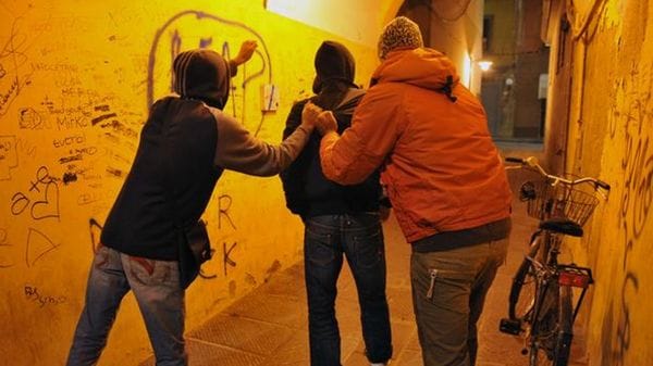 Minacce di morte, botte ed estorsioni: presi i 7 della baby gang della Val Seriana