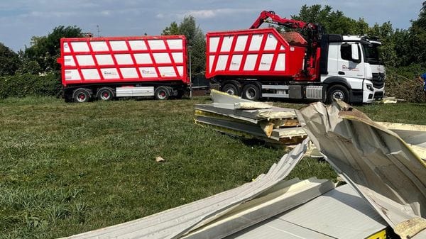 Tromba d’aria, si recuperano le lamiere cadute ad Arzago
