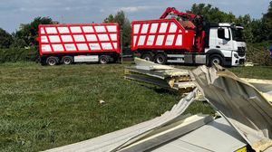 Tromba d’aria, si recuperano le lamiere cadute ad Arzago