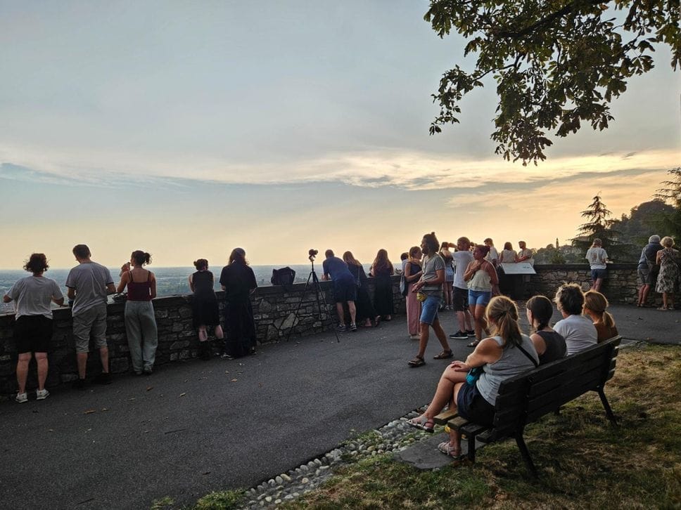 Alle 19.20 tutti affacciati alle Mura: l’eclissi vista da Città Alta a Bergamo - Foto