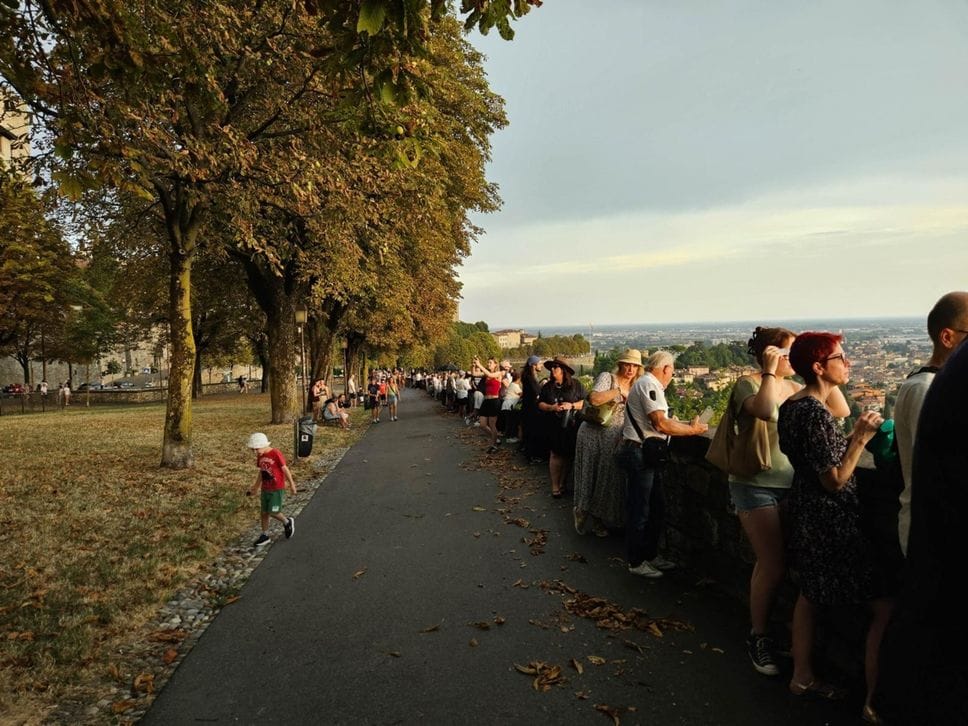 Alle 19.20 tutti affacciati alle Mura: l’eclissi vista da Città Alta a Bergamo - Foto