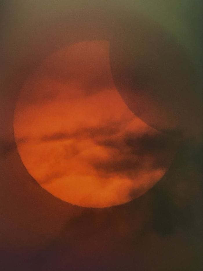 Alle 19.20 tutti affacciati alle Mura: l’eclissi vista da Città Alta a Bergamo - Foto