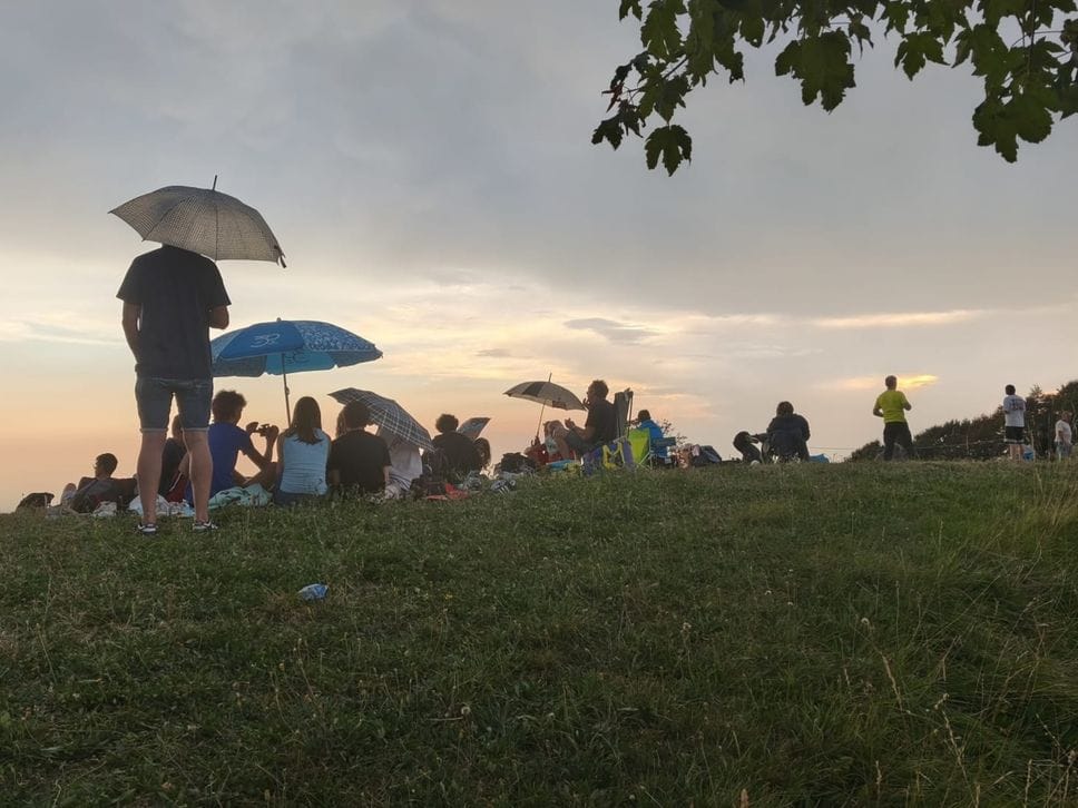 Alle 19.20 tutti affacciati alle Mura: l’eclissi vista da Città Alta a Bergamo - Foto
