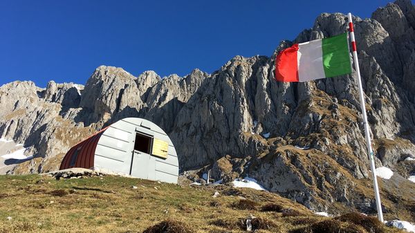 Castione, giovani al bivacco con birre e spesa: «Uso improprio, non è una villeggiatura» 