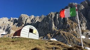 Castione, giovani al bivacco con birre e spesa: «Uso improprio, non è una villeggiatura» 
