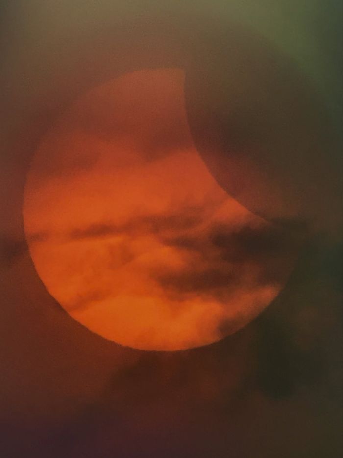Da Città Alta a Pertus, migliaia di bergamaschi per ammirare l’eclissi di sole - Il video in time-lapse e le foto dei lettori
