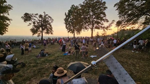 Da Città Alta a Pertus, migliaia di bergamaschi per ammirare l’eclissi di sole - Il video in time-lapse e le foto dei lettori
