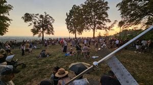 Da Città Alta a Pertus, migliaia di bergamaschi per ammirare l’eclissi di sole - Il video in time-lapse e le foto dei lettori