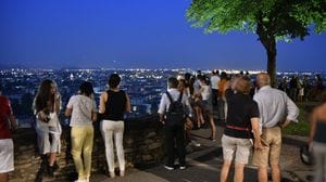 Eclissi del 12 agosto, è caccia agli occhialini: «Mai guardare il sole a occhio nudo»
