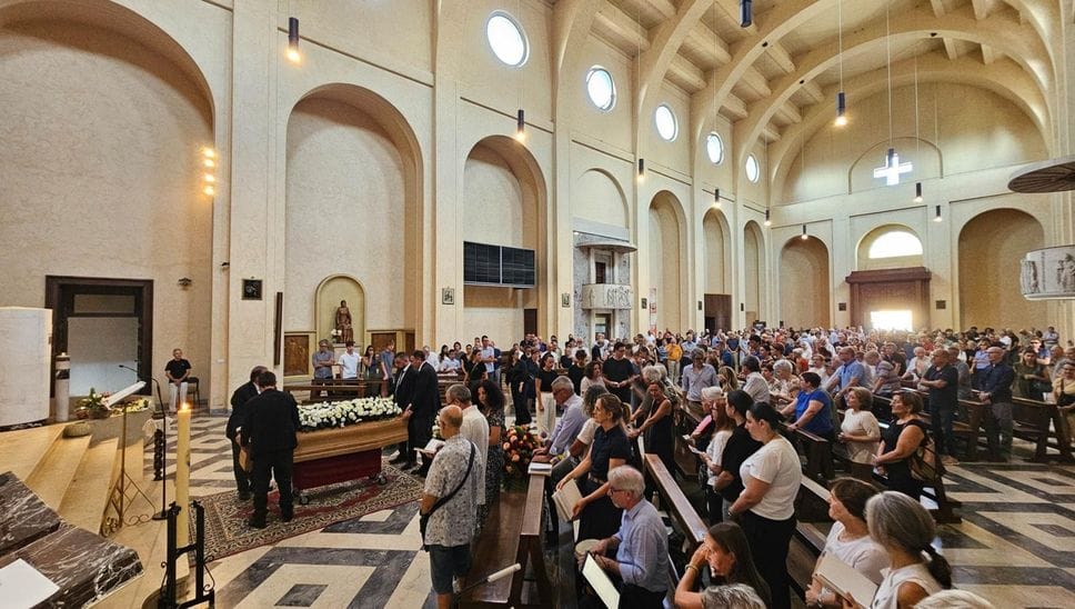 Funerali di Alessandro Besana, l’ultimo saluto a Bergamo: «Sandro, un dono grande per tutti»