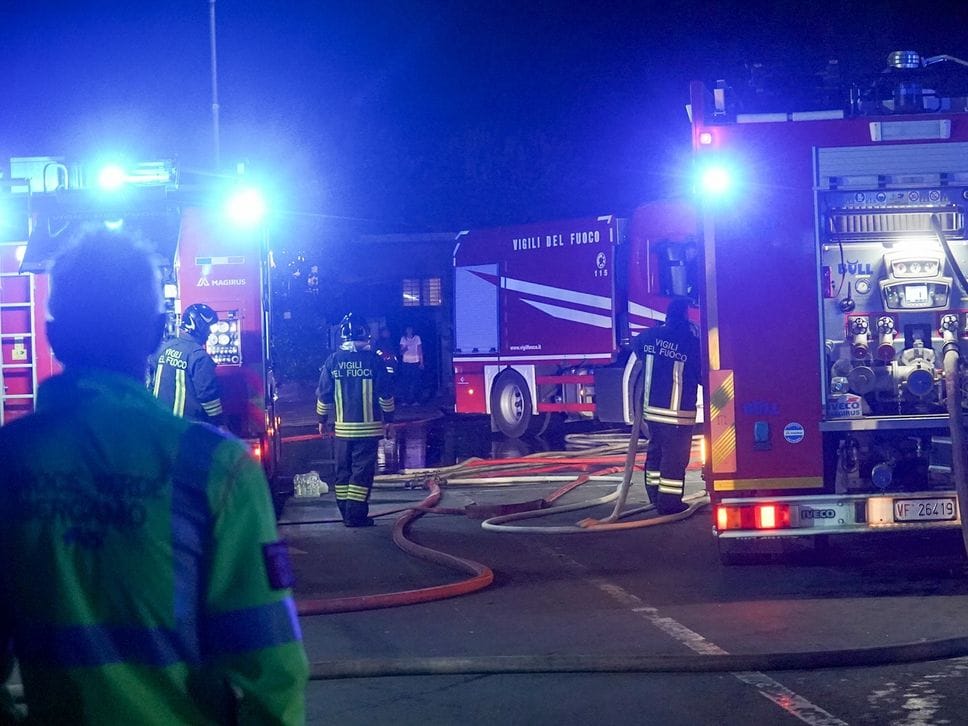 Grassobbio, vasto incendio nella zona industriale. Vigili del fuoco in azione - Foto
