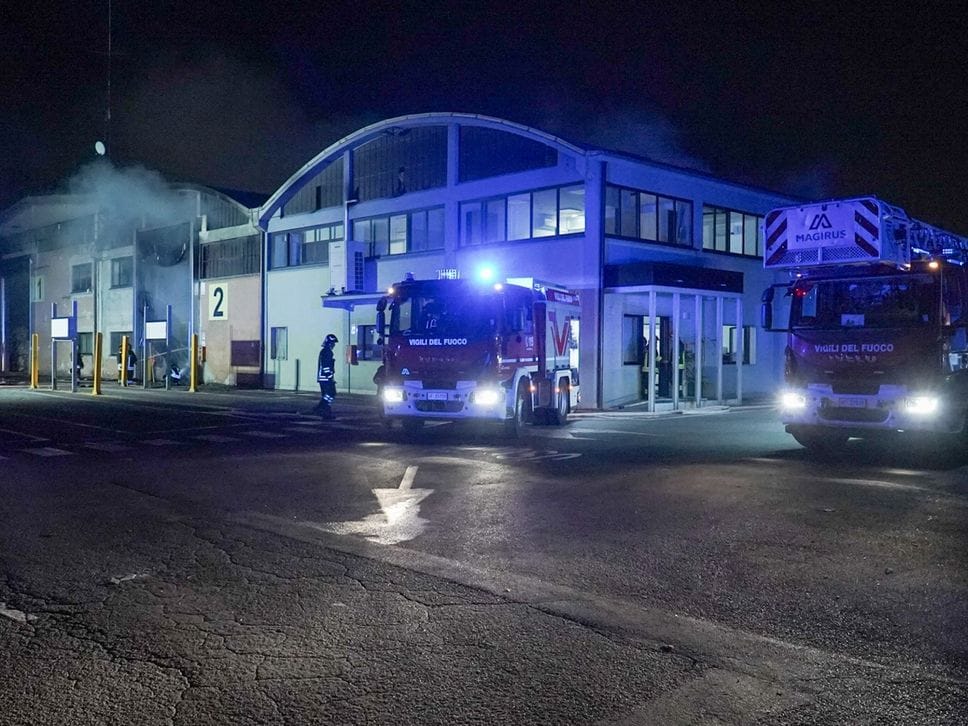 Grassobbio, vasto incendio nella zona industriale. Vigili del fuoco in azione - Foto