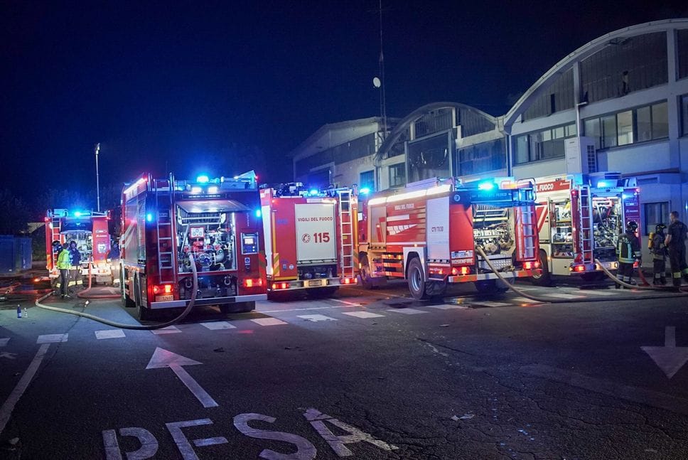 Grassobbio, vasto incendio nella zona industriale. Vigili del fuoco in azione - Foto
