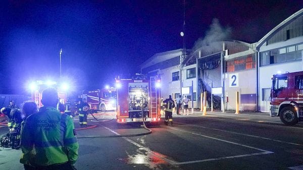 Grassobbio, vasto incendio nella zona industriale. Vigili del fuoco in azione - Foto