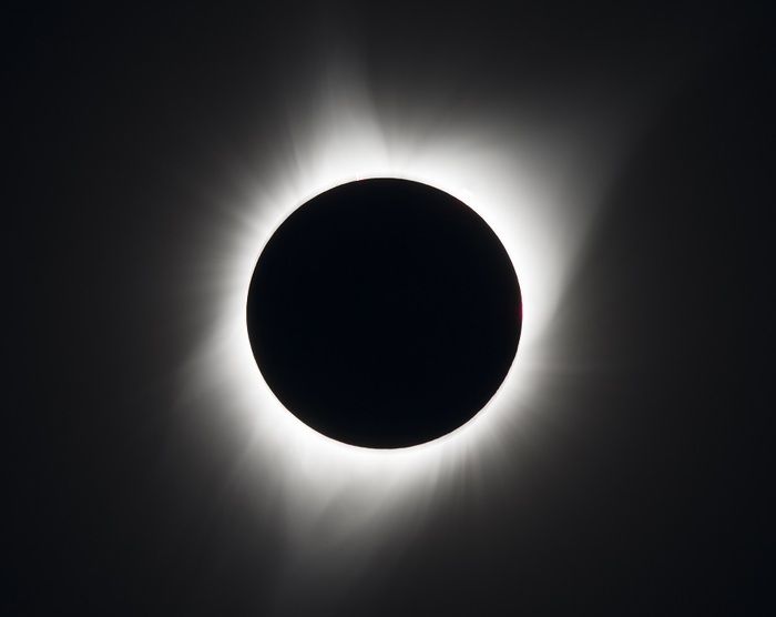Il cielo dà spettacolo al tramonto con l'eclissi di Sole 