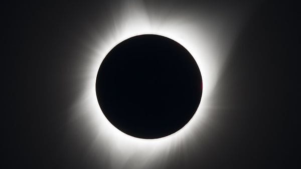 Il cielo dà spettacolo con l'eclissi di Sole. La diretta streaming dalle 19.30