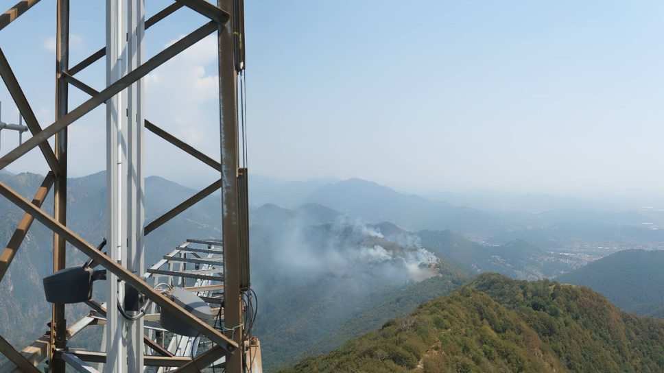 Incendio sul Canto Basso sopra Nese: nubi di fumo visibili a distanza