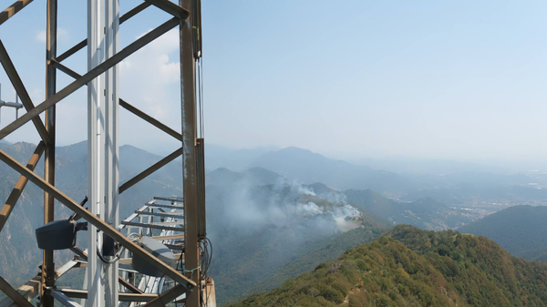 Incendio sul Canto Basso sopra Nese: nubi di fumo visibili a distanza