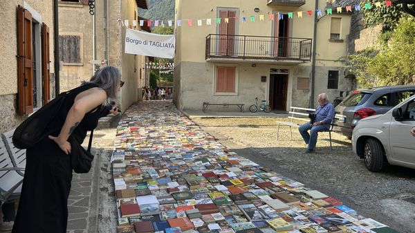 Nel borgo di Tagliata affascina la strada di libri: turisti da tutta Italia -Video