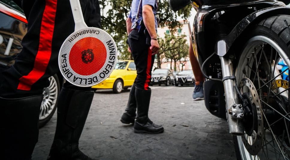 A Napoli turista bergamasca trovata a terra per strada con una ferita alla testa