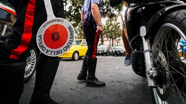 A Napoli turista bergamasca trovata a terra per strada con una ferita alla testa
