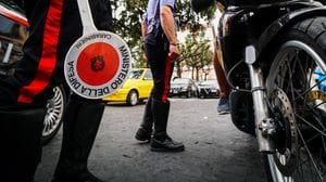 A Napoli turista bergamasca trovata a terra per strada con una ferita alla testa